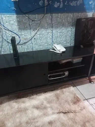Rack preto com marcas de uso 