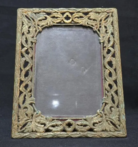 Grande Porta Retratos em bronze dourado maciço, com decoração vazada e retorcida*