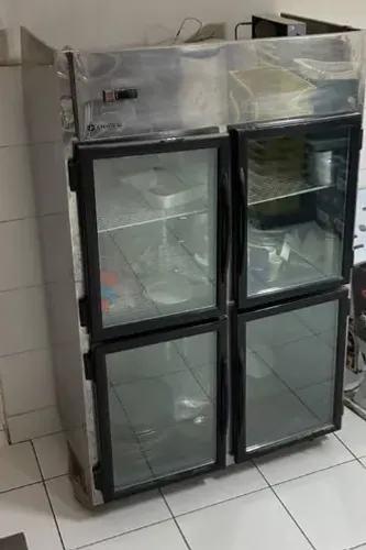 Geladeira expositora de 4 portas de vidro