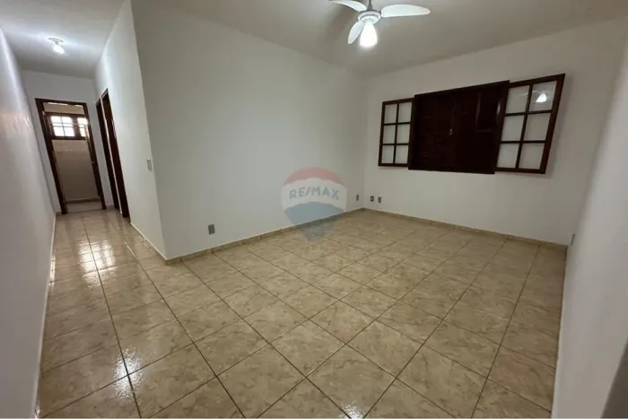 Apartamento de dois quartos vaga para um carro e área de serviço