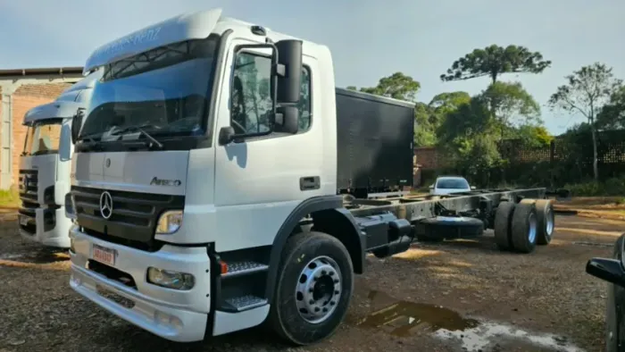 M.benz Atego 2425 6x2 no chassis de 10,50 metros