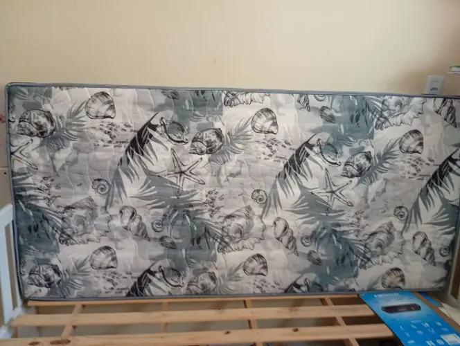 Vende-se cama e colchão.