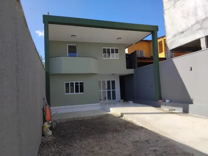 Casa Duplex em Flores/ 03 Qts/ Suite/ Em cima tem um salão com um banheiro pode ser um esc