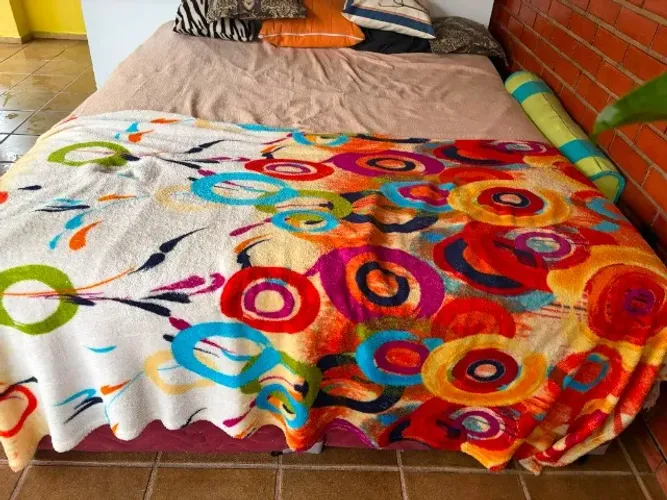 Cama box king com box duplo; Cadeiras de madeira e mesa de centro de madeira