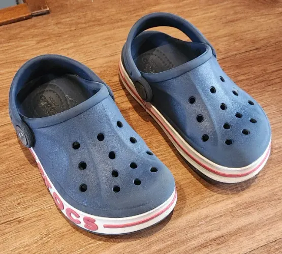 Sandália Crocs Classic Clog - Azul com Branco e Vermelho - Tamanho C8