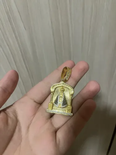 PINGENTE NOSSA SENHORA ?QUEM ME GUARDA NÃO DORME?