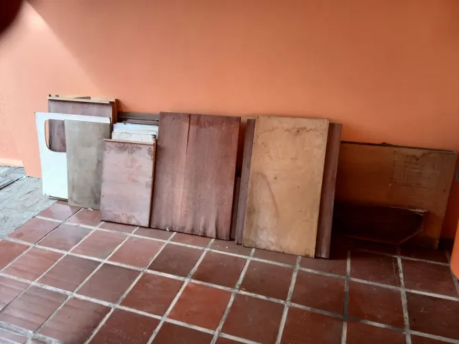 Tabuas e chapas de madeira para doação