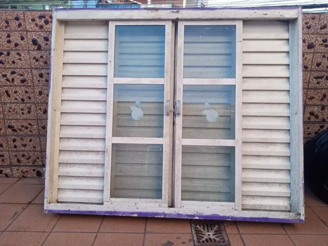 Vendo ou troco Janela veneziana em ótimo estado