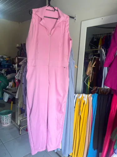 Macacão longo rosa claro ?