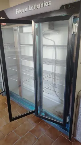 Vendo 2 expositores de treis portas semi novos sendo um 220 volts e outro 127 volts