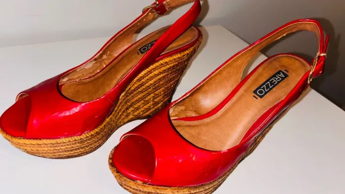 Sandália Arezzo, Original, salto 10cm, pequenos detalhes .