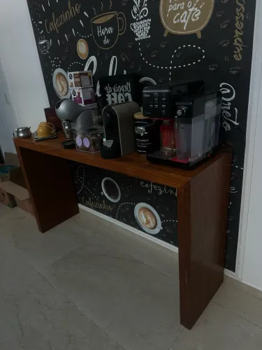 Móvel mesa estante em madeira maciça canto de café