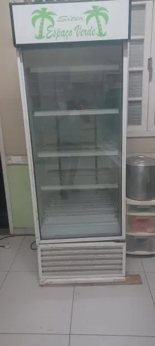 Expositora de bebidas.