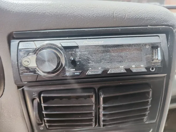 Caixa de som automotivo alto falante Eros 450 com uma bateria 150 h e um aparelho de som