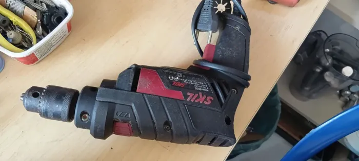 Furadeira SKIL, muito boa.