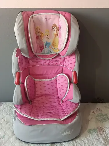 Cadeirinha para automóvel.