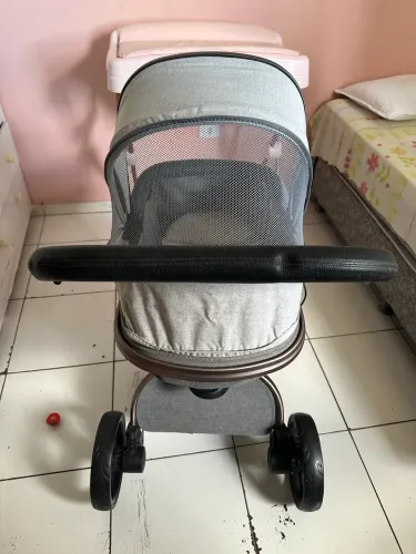 Carrinho de bebê Dzieco Vulkan 360 na cor cinza com estrutura bronze