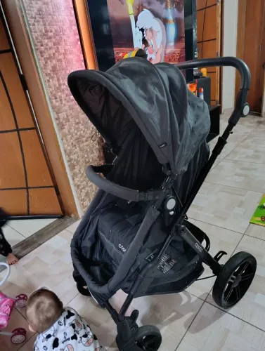 Carrinho de bebê cosco com bebê conforto e base para carro