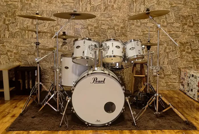 Bateria Pearl Roadshow branca com pratos, pedestais, banco e pedal