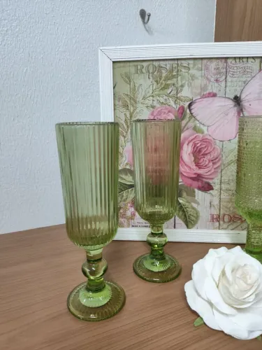 04 taças e um lindo quadro com gravura