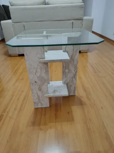 Mesa lateral de mármore com tampo de vidro 50x50 - Excelente estado