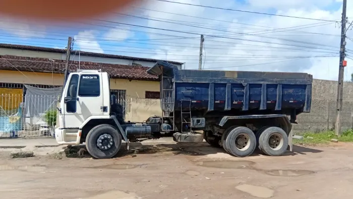 Vendo uma caçamba Ford cargo 