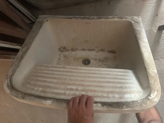 Tanque de louça com pedra