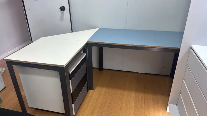 Mesa em L com base de ferro ,cor cinza