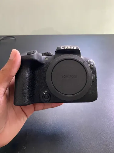 Vendo câmera Canon R10 + adaptador Meike RF para EF + 2 baterias originais LPE17
