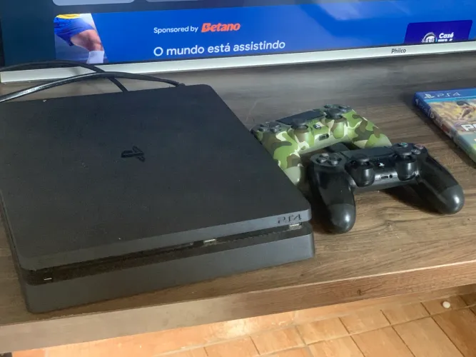 Vendo ps4 slim 2 controles e 5 jogos 