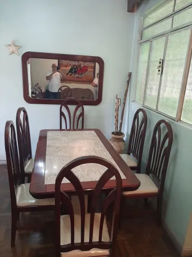 Mesa e aparador de mogno com pedra marta rocha.