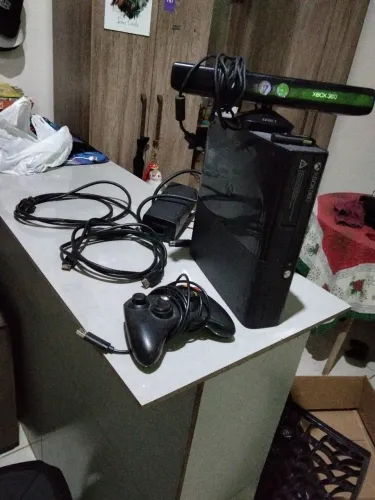 Xbox 360 super slim com fonte e cabo HDMI e kitnet e 1 controle