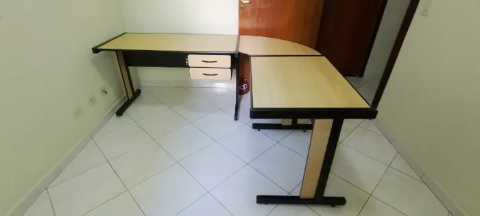 Mesa para Escritório com Gaveteiro Seminova
