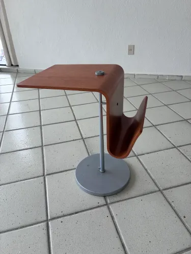 MESA LATERAL (serve como criado-mudo, mesa de apoio, guardar revistas)