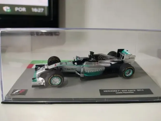 Miniatura Mercedes F1 W05 Lewis Hamilton Campeão 1:43 Ixo