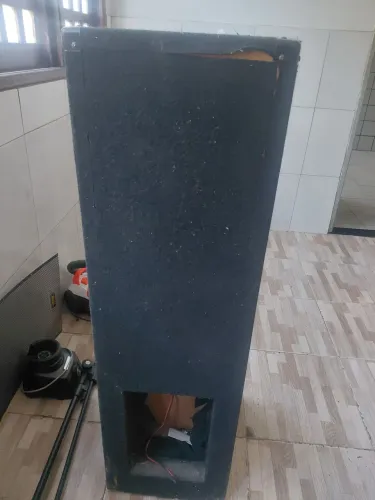 Caixa passiva dupla, com 2 falantes de 15" 150 rms casa e Twitter de 100 rms