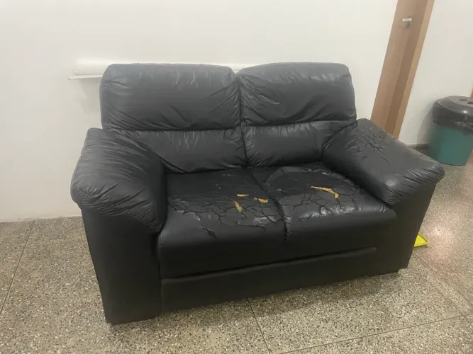 Sofa de 2 lugares em courino