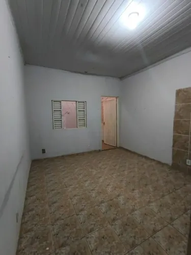 QNN 1! Casa de fundos com 2 quartos. Próximo ao Centro Ceilandia.