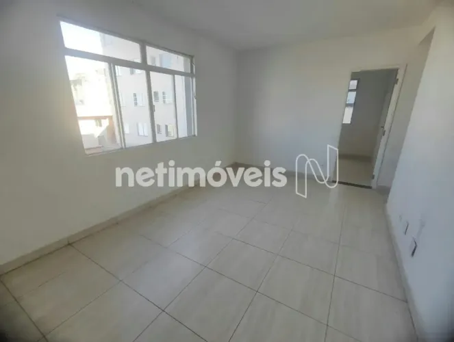 Apartamento localizado no bairro Padre Eustáquio, 2 quartos com armários, 2 banheiros, vag