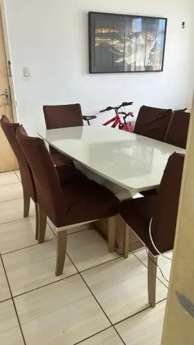 Mesa de jantar com 6 lugares