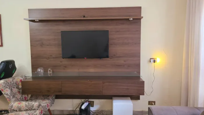 Painel grande com vidro e gavetas