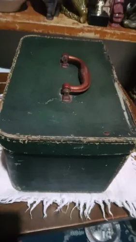 Baú antigo revestido em couro verde, tipo maleta de viagem.