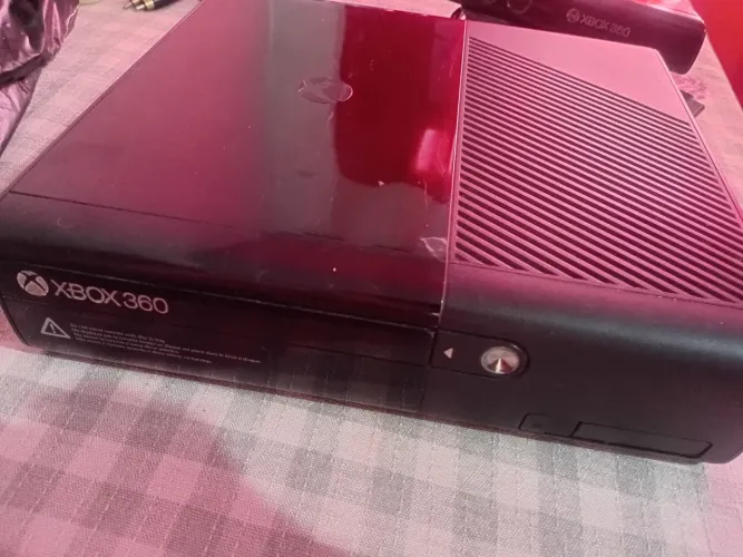 Xbox 360 + kinect e jogos, não inclui cabo de força, só a bateria do console