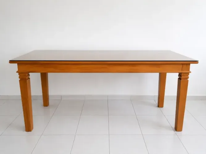 Vendo mesa de madeira maciça com tampo de vidro, muito resistente e em excelente estado de