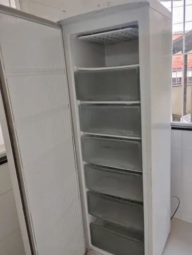 FREEZER VERTICAL USADO EM BOM ESTADO