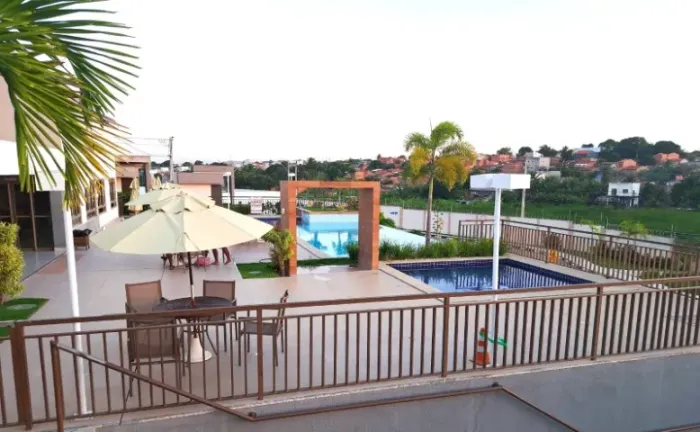 Muito Mais Linda Casa com Pé-Direito alto Top com 2/4 com suíte. Próximo Av. Ayrton Sena
