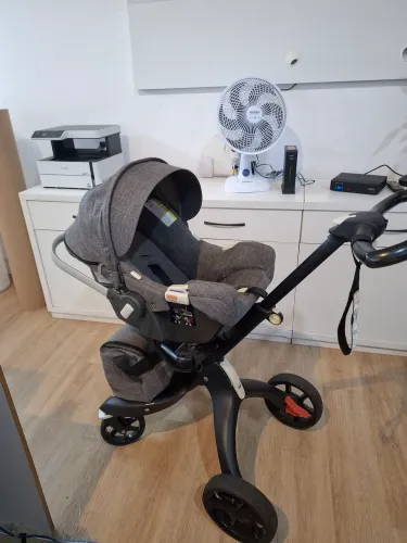 Carrinho bebê com acessórios. 