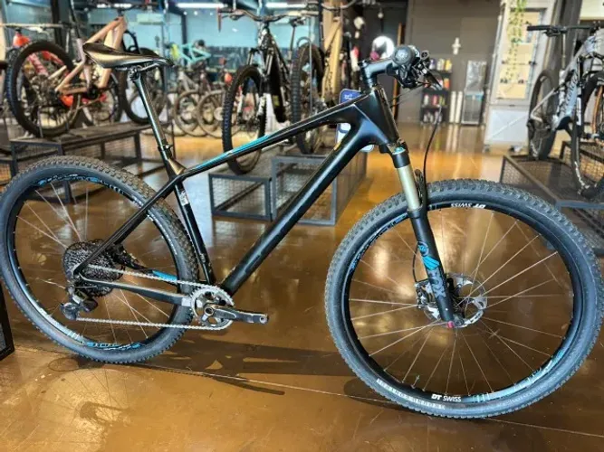 Bicicleta Seminova Focus Raven Max Carbono 