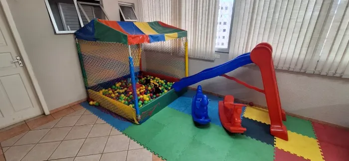 Vendo Playground completo - Pula Pula + Piscina bolinha + Escorrega + Gangorras + Tatame 1