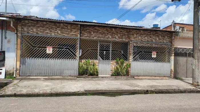 Casa na entrada do conj Valparaíso. A 100m do preço baixo Transcoqueiro.